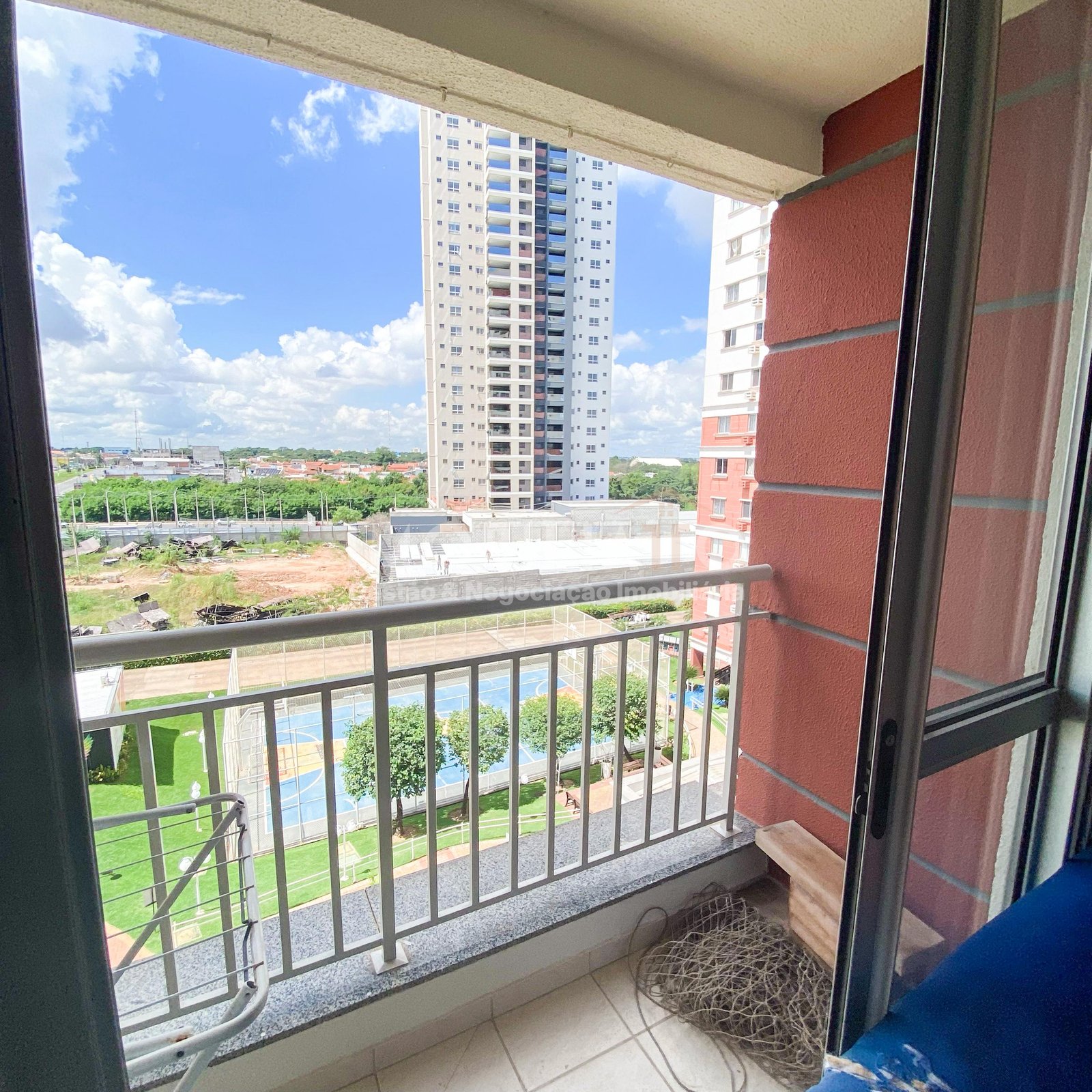 Apartamento 2 Quartos com Suíte Ampla à Venda no Garden Três Américas