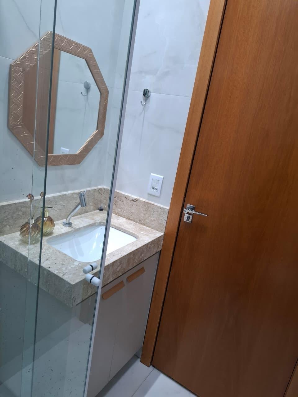 Casa de alto padrão à venda no Condomínio Primor das Torres em Cuiabá – 3 quartos, porteira fechada e energia solar