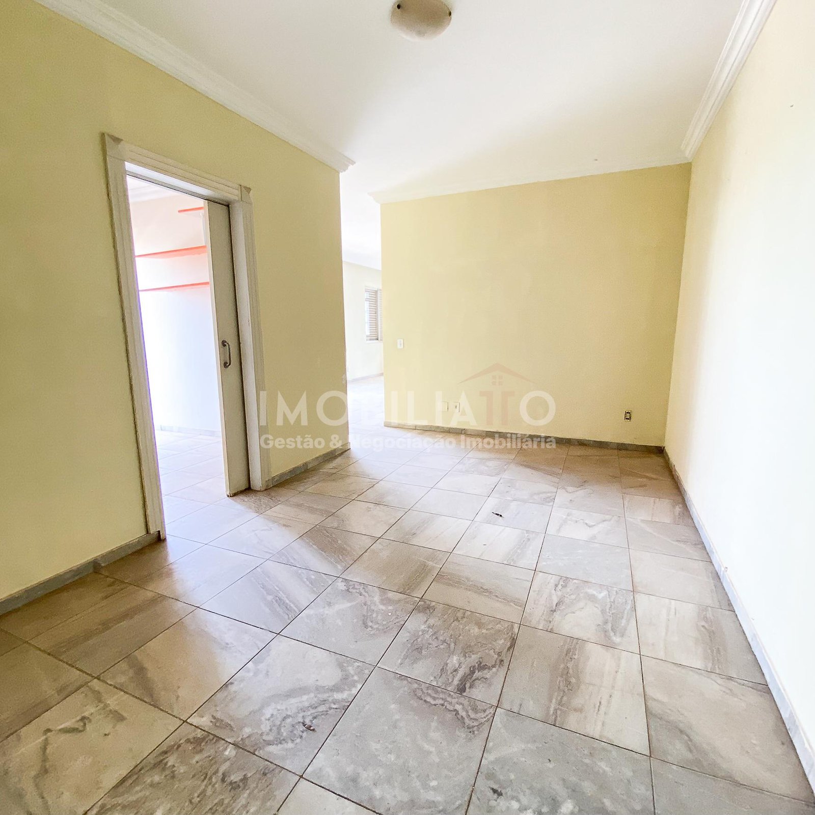 Apartamento de Cobertura à Venda no Centro de Cuiabá - 220m², 3 Quartos, Precisa de Reforma