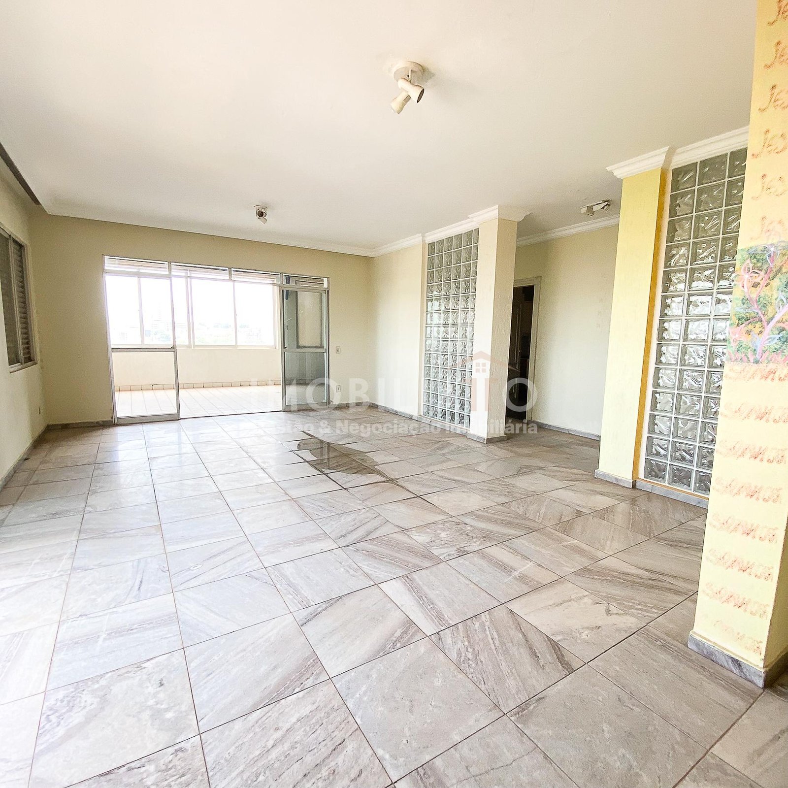 Apartamento de Cobertura à Venda no Centro de Cuiabá - 220m², 3 Quartos, Precisa de Reforma