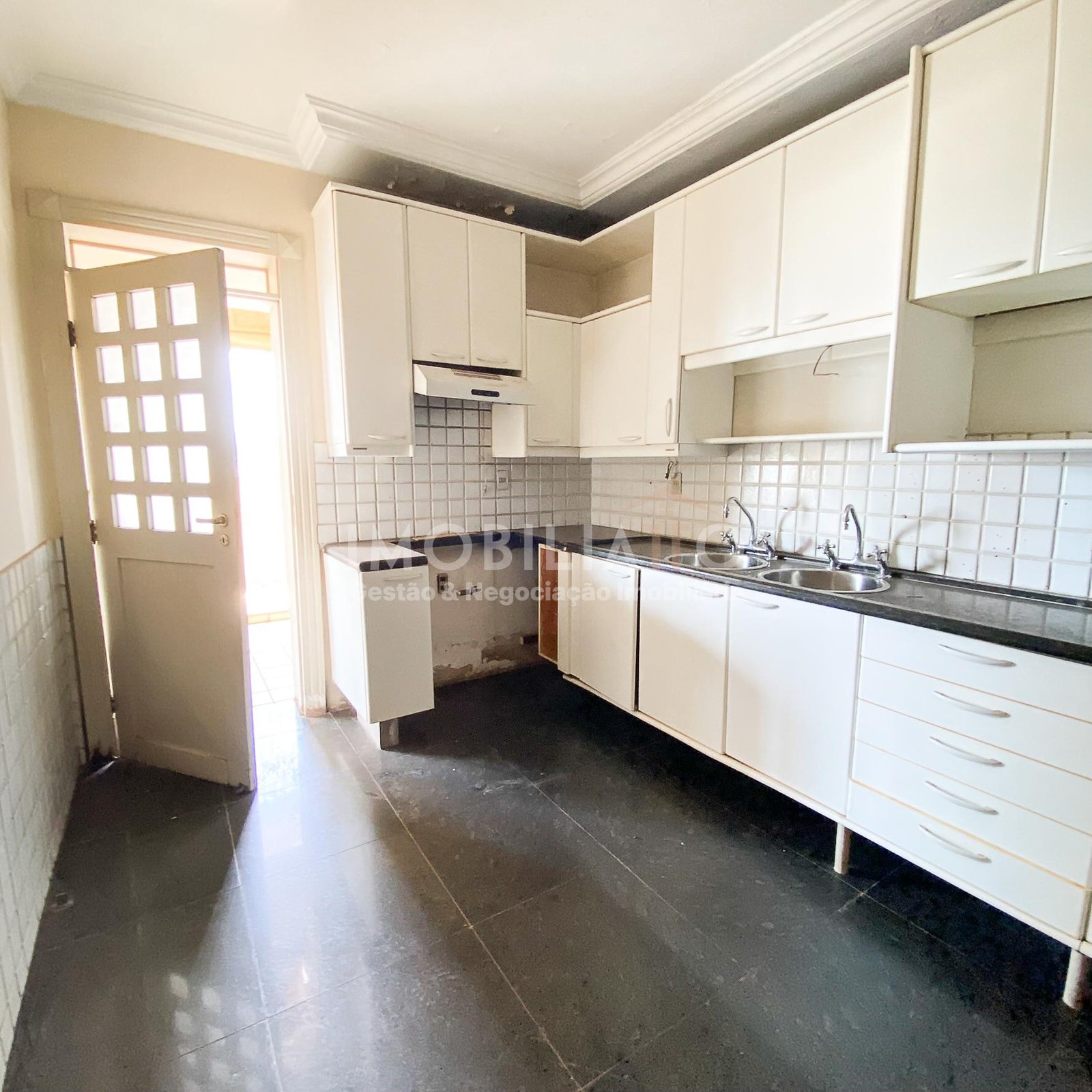 Apartamento de Cobertura à Venda no Centro de Cuiabá - 220m², 3 Quartos, Precisa de Reforma