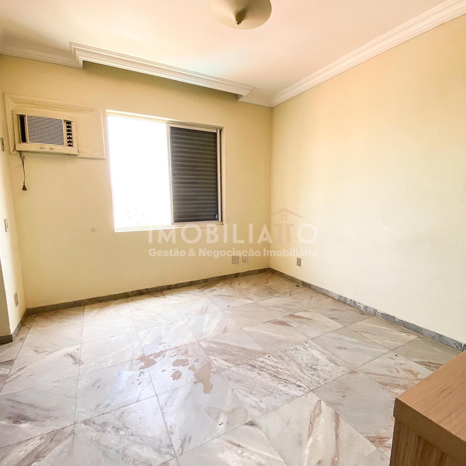 Apartamento de Cobertura à Venda no Centro de Cuiabá - 220m², 3 Quartos, Precisa de Reforma