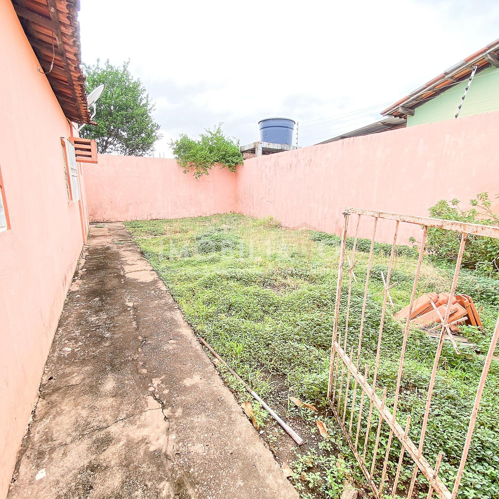 Casa Térrea à Venda no CPA II, Cuiabá - 250m² com 2 Quartos e Quintal Amplo por R$ 249 mil